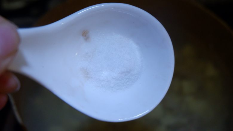 日本豆腐虾仁汤，鲜美无油,加入少许盐。