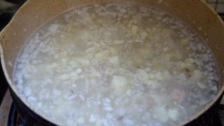 日本豆腐虾仁汤，鲜美无油,大火煮开至浓稠即可。