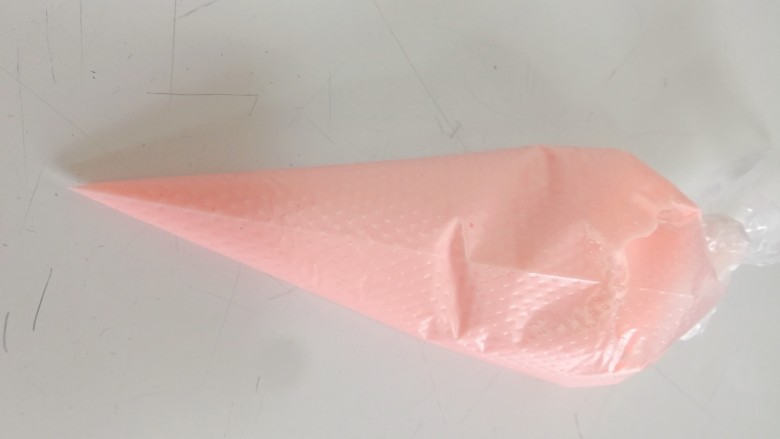 生日蛋糕,加入一点点粉色色素混合均匀过筛,然后装入裱花袋 ,过筛的芝士糊更细腻。