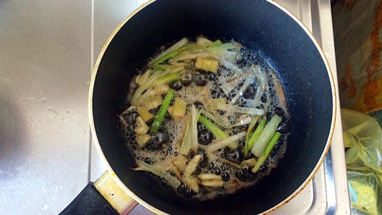 梅干菜炒意面,炒出葱、姜、蒜的香气后,根据个人口味加入适量的干辣椒(碎)。