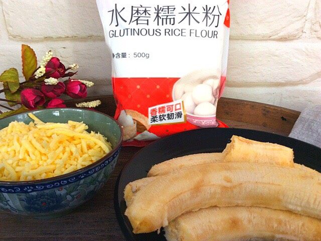香蕉果仁糯米芝麻饼,备好香蕉,糯米面,芝士