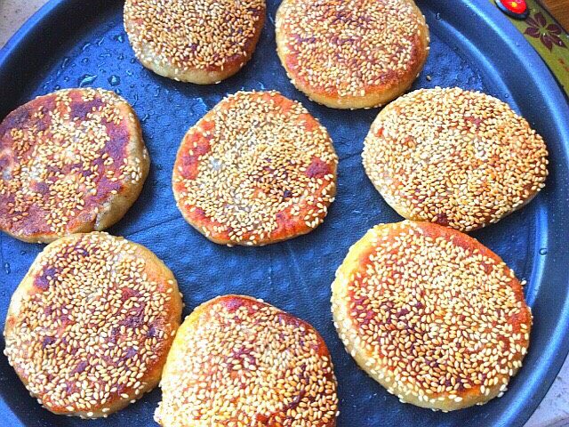 香蕉果仁糯米芝麻饼,煎好后,出锅