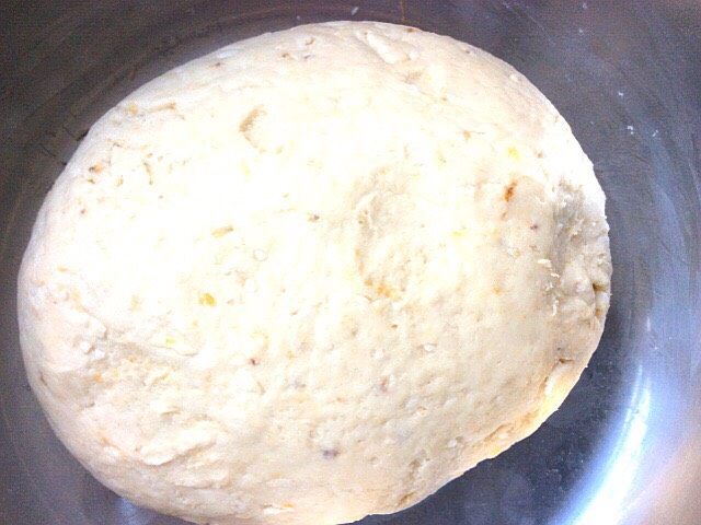 香蕉果仁糯米芝麻饼,和成面团,醒10分钟