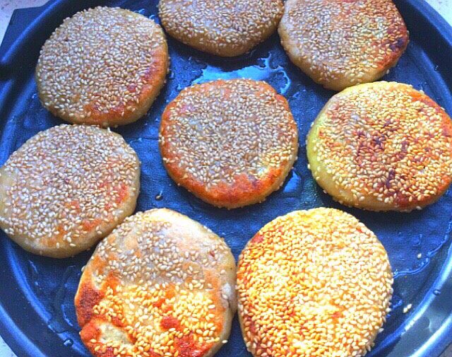 香蕉果仁糯米芝麻饼,要不停的两面翻动,以免煎糊了