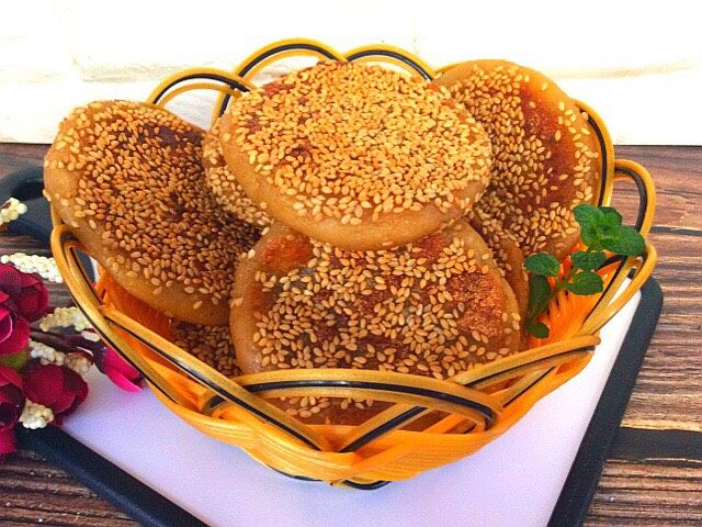 香蕉果仁糯米芝麻饼,上桌吧,要趁热吃哦软软糯糯的,不是很甜,水果自然的香甜味,好吃不腻