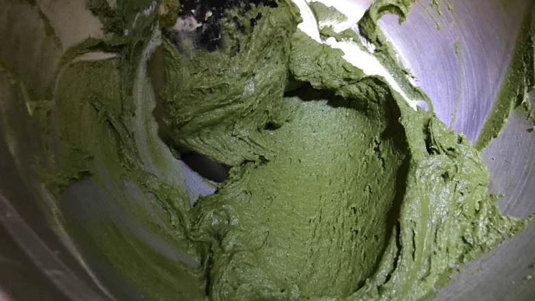 抹茶大理石磅蛋糕,在另一半黄油糊里筛入40克低粉、10克抹茶粉、1.5克泡打粉,切拌均匀。