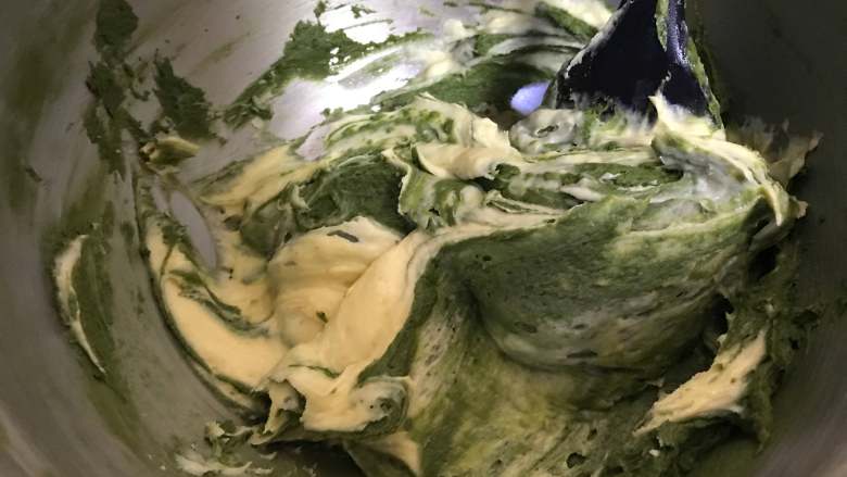 抹茶大理石磅蛋糕,将两种面糊倒在一个容器内,用刮刀稍微搅拌几下就好,不要次数多,否则花纹就不明显了
