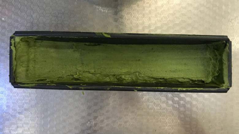 抹茶大理石磅蛋糕,把制作好的面糊倒入模具,抹平表面,两头抹的稍高一点。
预热好的烤箱,170度55分钟。