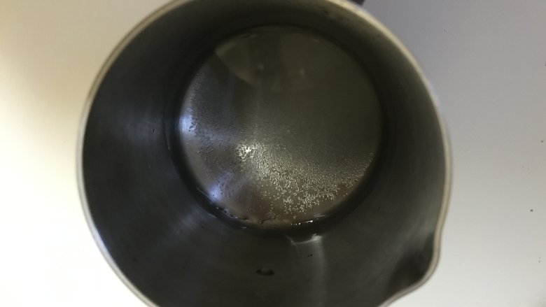 抹茶大理石磅蛋糕,50克水+10糖加热至沸腾即可,,