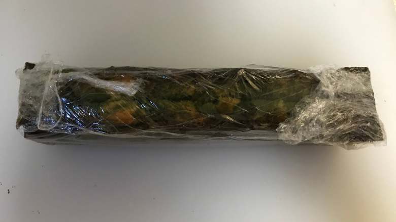 抹茶大理石磅蛋糕,用保鲜膜包裹起来放入冰箱冷藏,2天后食用味道更好~