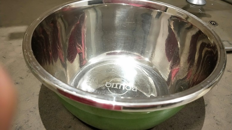 彩色豆蒸糕,用无锈钢盆蒸最好,倒入适量油涂抹均匀。