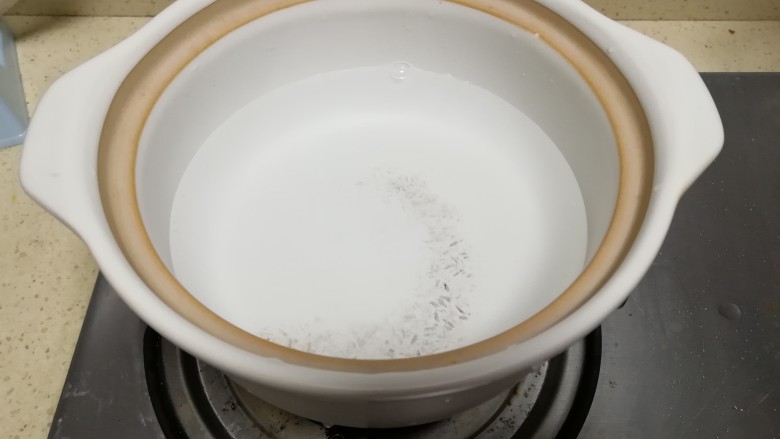 肉丸红薯粉丝煲,砂锅加上水,上炉烧