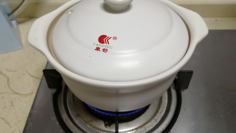 肉丸红薯粉丝煲,加水,再次煮开
