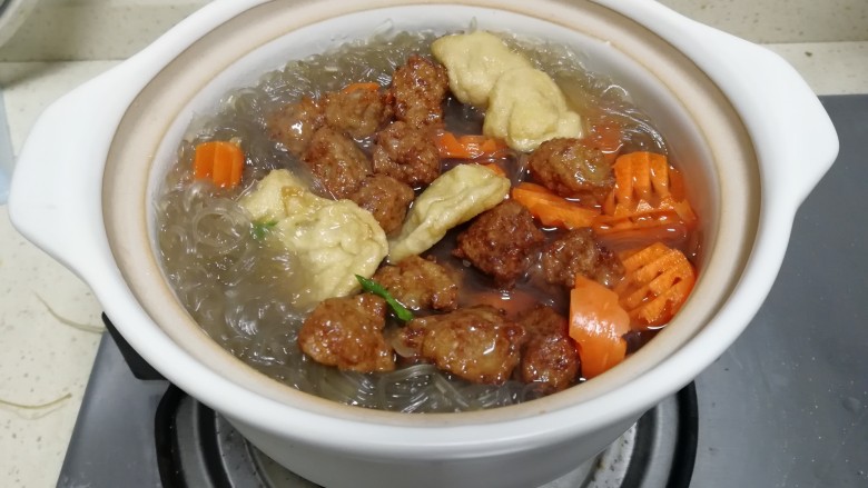 肉丸红薯粉丝煲,加入胡萝卜,肉丸,<a style='color:red;display:inline-block;' href='/shicai/ 335'>鱼丸</a>