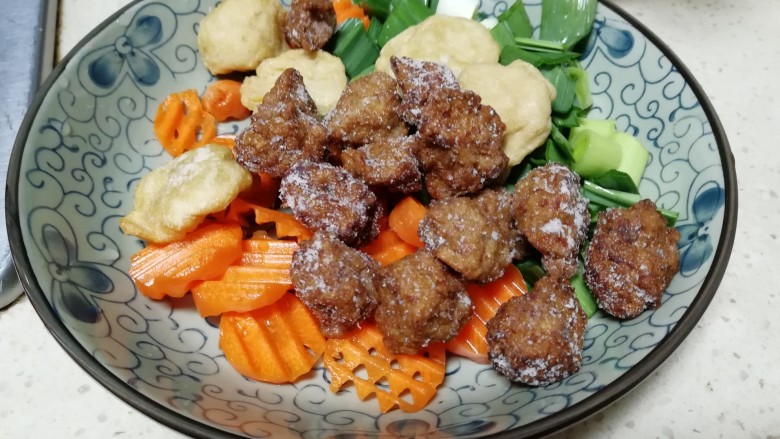 肉丸红薯粉丝煲,冰箱里拿出做好的鱼饼,<a style='color:red;display:inline-block;' href='/shicai/ 431'>肉丸</a>,装盘