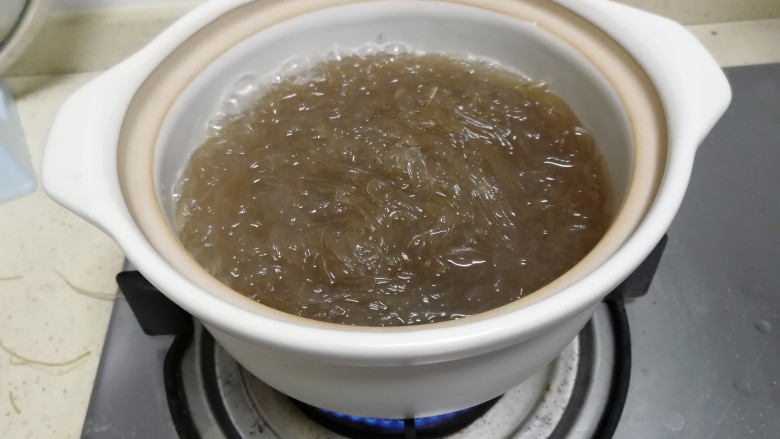 肉丸红薯粉丝煲,放盐,味极鲜,煮开