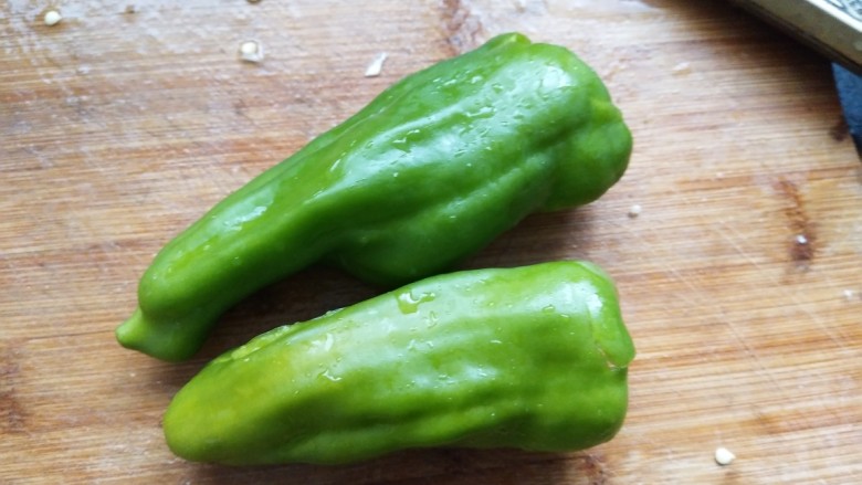 炒年糕,<a style='color:red;display:inline-block;' href='/shicai/ 61'>青椒</a>洗净备用