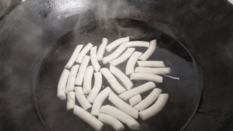 炒年糕,年糕入开水里煮下