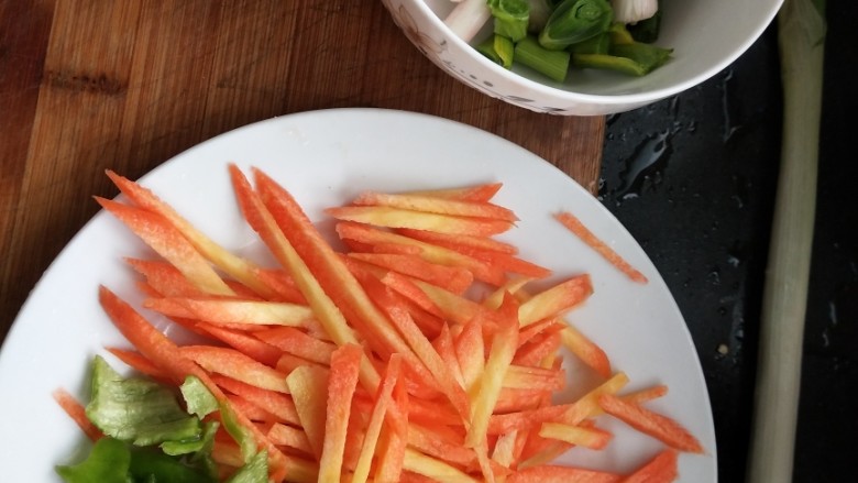 炒年糕,切成丝备用