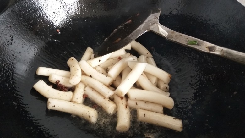 炒年糕,热锅入油先放年糕翻炒