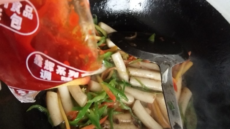 炒年糕,加入<a style='color:red;display:inline-block;' href='/shicai/ 8461'>酱料</a>