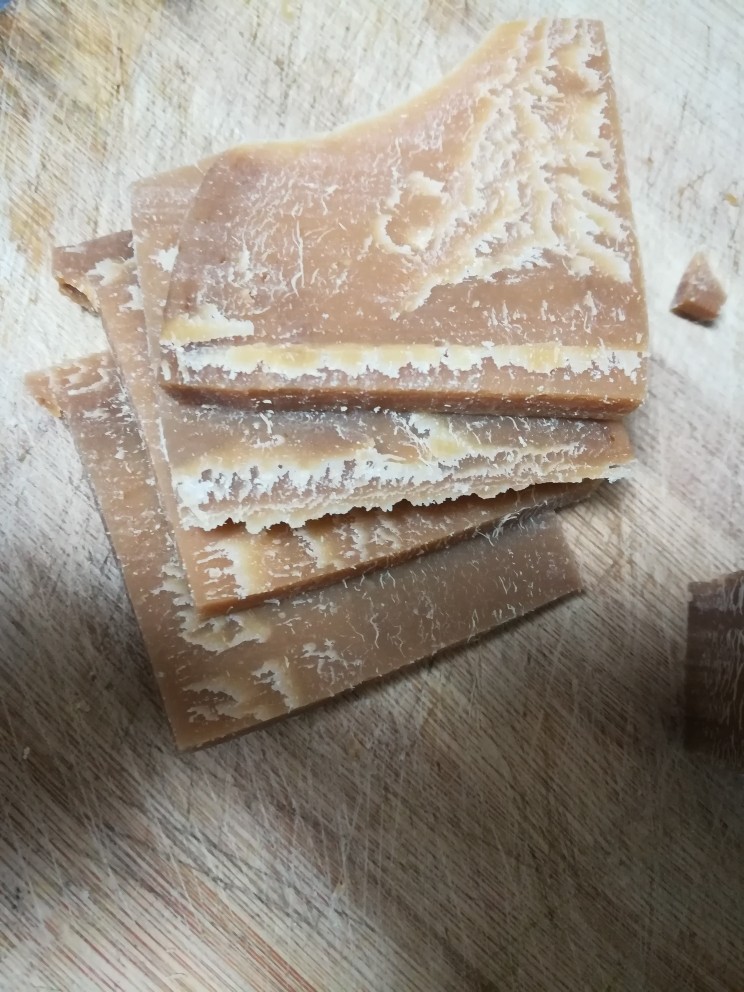 外酥里嫩的芝麻年糕,如图所示,切成1厘米够的样子,太薄太厚都不好,大概就是这么厚,比较好炸。