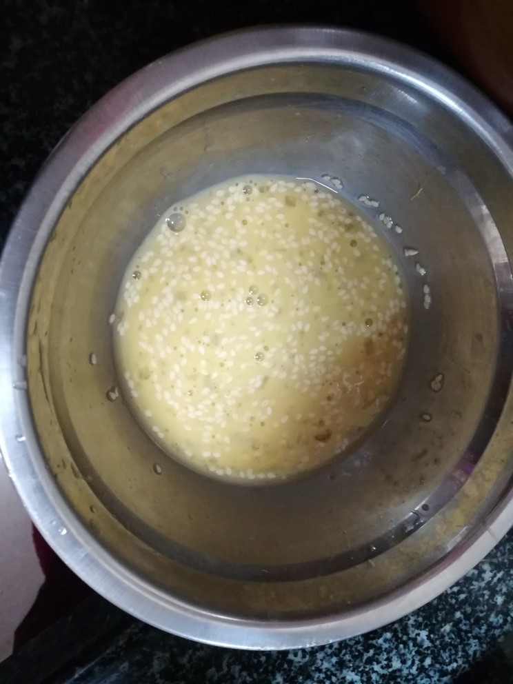 外酥里嫩的芝麻年糕,搅拌均匀后加入芝麻,这样炸出来的年糕更香更好吃。