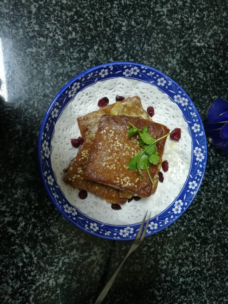 外酥里嫩的芝麻年糕,成品图,边上就是蔓越莓,酸酸甜甜地解腻,还增加维生素。
外酥里嫩的年糕,香喷喷的,甜丝丝的,咬上一口香气四溢的炸芝麻年糕就做好了。