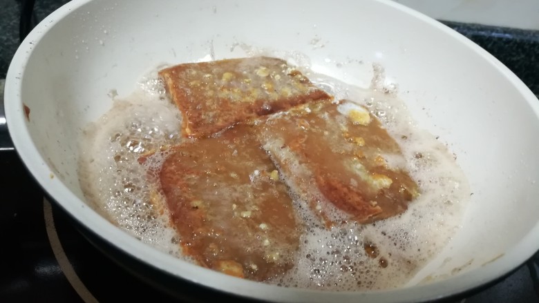 外酥里嫩的芝麻年糕,油五六分热后,年糕就下锅,千万别太热,不然年糕马上会变黑了。