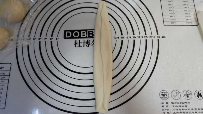 德国碱水包(Brezen巴伐利亚面包),右侧也向中心处折过来。