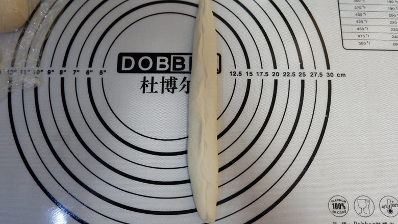德国碱水包(Brezen巴伐利亚面包),在重复步骤5.6,然后将中间的接缝捏实!