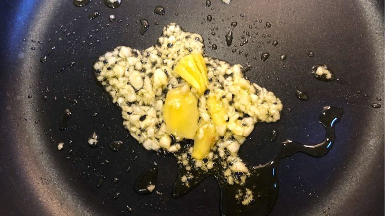 花蛤豆腐汤,热锅下油,爆香姜片蒜蓉。