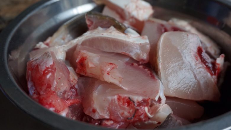 脆肉鲩焖羊肉,因为焖的时间长,所以最好选耐焖的鱼肉,脆肉鲩是首选,洗干净沥干水分