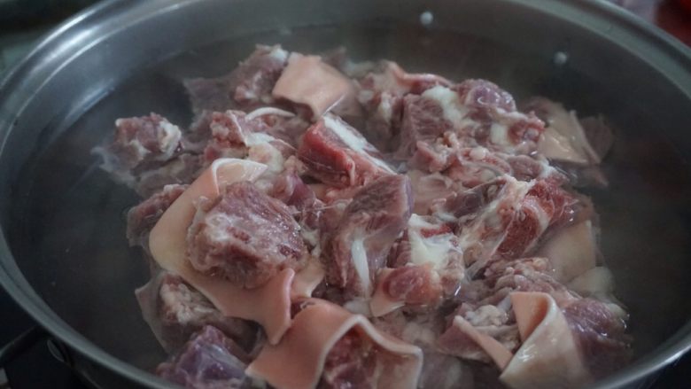 脆肉鲩焖羊肉,烧开一锅水,将<a style='color:red;display:inline-block;' href='/shicai/ 329'>羊肉</a>放进去