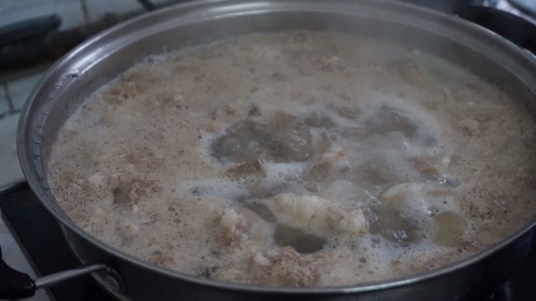 脆肉鲩焖羊肉,煮开,焯水后的羊肉,可以去除浮沫