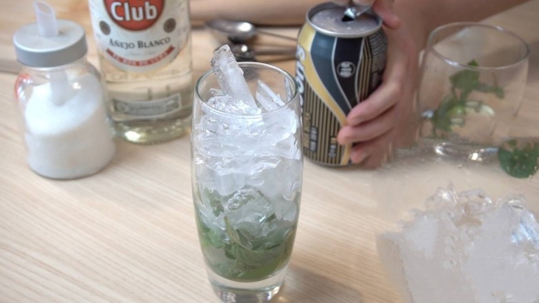 经典Mojito&蓝莓Mojito 古巴马吉托鸡尾酒,杯里加入9分满的<a style='color:red;display:inline-block;' href='/shicai/ 12035'>冰块</a>