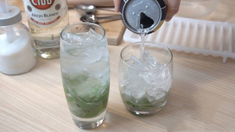 经典Mojito&蓝莓Mojito 古巴马吉托鸡尾酒,倒入无糖气泡水（苏打水）