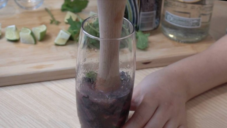 经典Mojito&蓝莓Mojito 古巴马吉托鸡尾酒,用捣棒把青柠汁压出,不要来回使劲捣,以免让青柠皮里的苦味释放出来