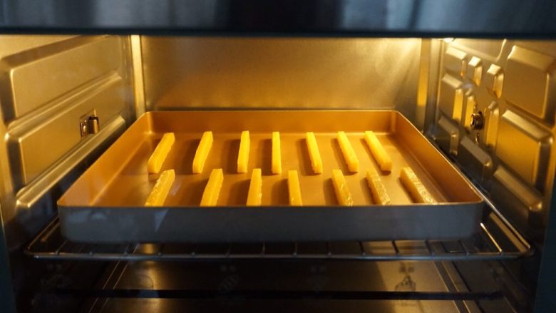 黄油饼干棒,放进预热好160度的烤箱中下层,烘烤15分钟左右