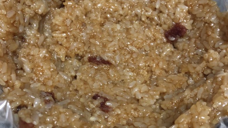 蛋黄肉松咸味八宝饭,抓起一些米饭,先填在碗里,把碗底的装饰材料先紧密地覆盖住