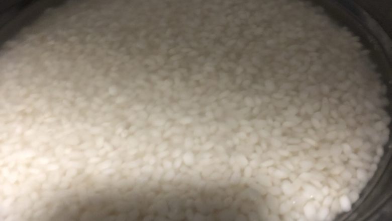 蛋黄肉松咸味八宝饭,洗净放少量的水