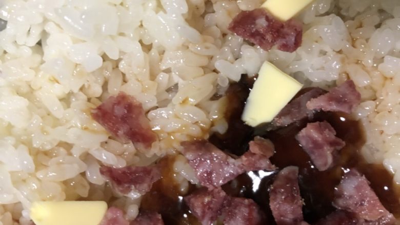 蛋黄肉松咸味八宝饭,加入<a style='color:red;display:inline-block;' href='/shicai/ 887'>黄油</a>、香肠丁、<a style='color:red;display:inline-block;' href='/shicai/ 721'>蚝油</a>、<a style='color:red;display:inline-block;' href='/shicai/ 788'>生抽</a>