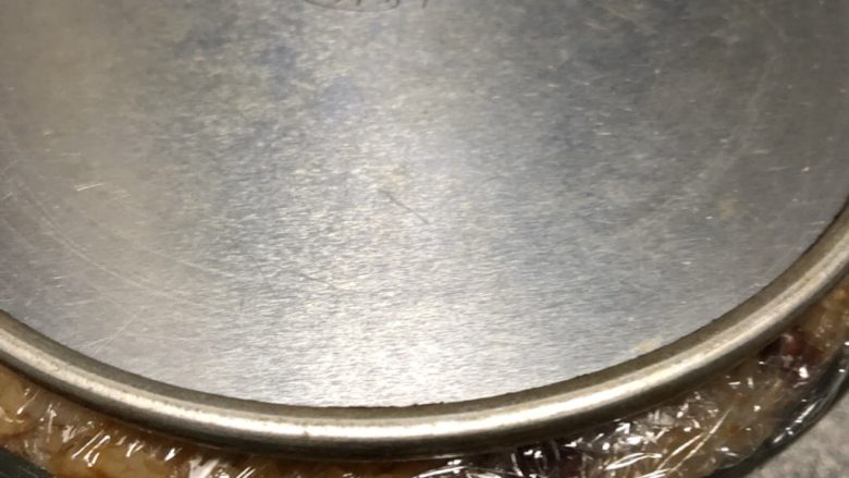 蛋黄肉松咸味八宝饭,拿个盖子轻轻压压实