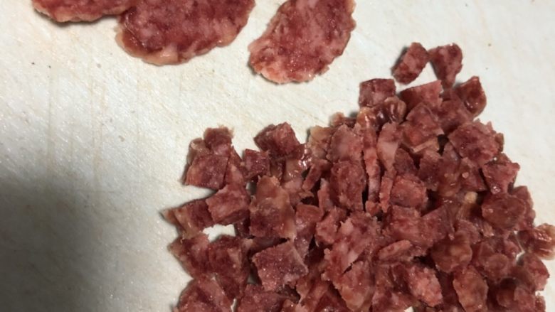 蛋黄肉松咸味八宝饭,切几片薄片当装饰用外,其余的切丁