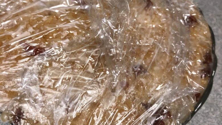 蛋黄肉松咸味八宝饭,拉起碗周围的保鲜膜