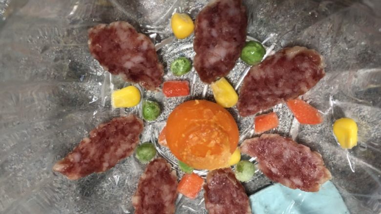 蛋黄肉松咸味八宝饭,摆上装饰材料,造型随意