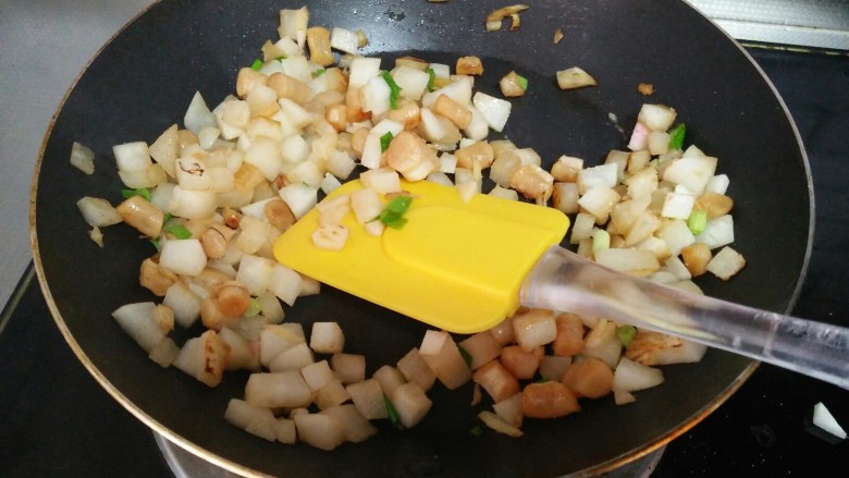 干贝萝卜丁,炒匀即可