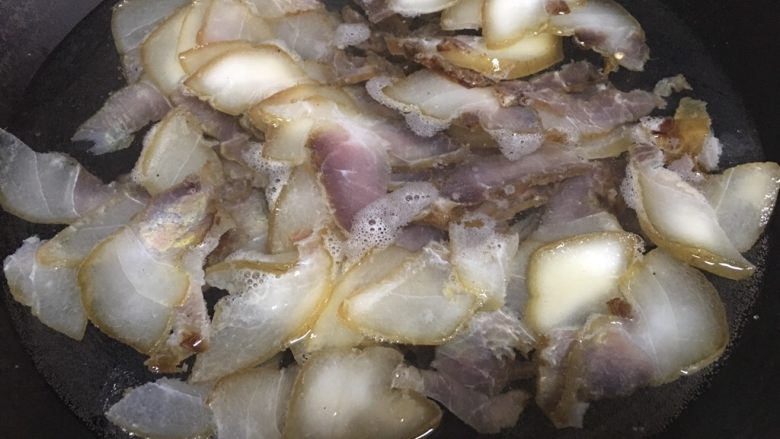 腊肉干锅,冷水下锅,煮热肉片稍变色关火,浸泡15分钟,一来去除多余盐分,二来然后腊肉回软,口感更好,泡好捞出沥干备用