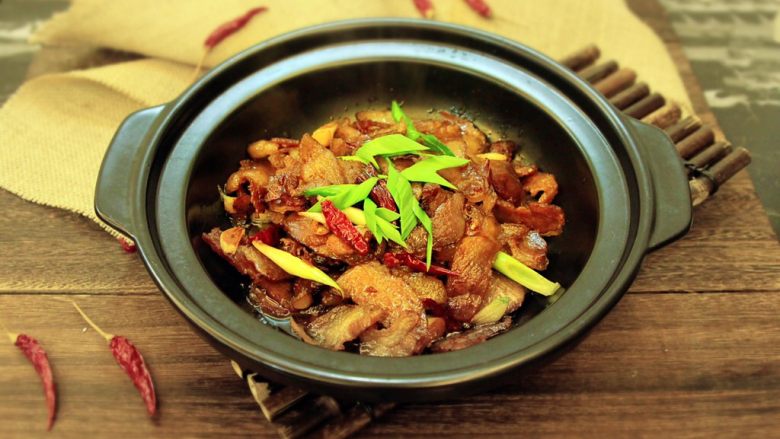 腊肉干锅,湖南人最喜欢各种干锅、火锅,一边吃一边炖煮,越吃越香,食材的味道越来越浓