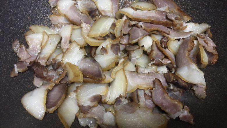 腊肉干锅,热锅,少量冷油,因为腊肉里面的肥肉会出油,下腊肉煸炒,水份收干,肉片开始油亮亮的时候,切记不要过了,要不肉过焦、材了不好吃